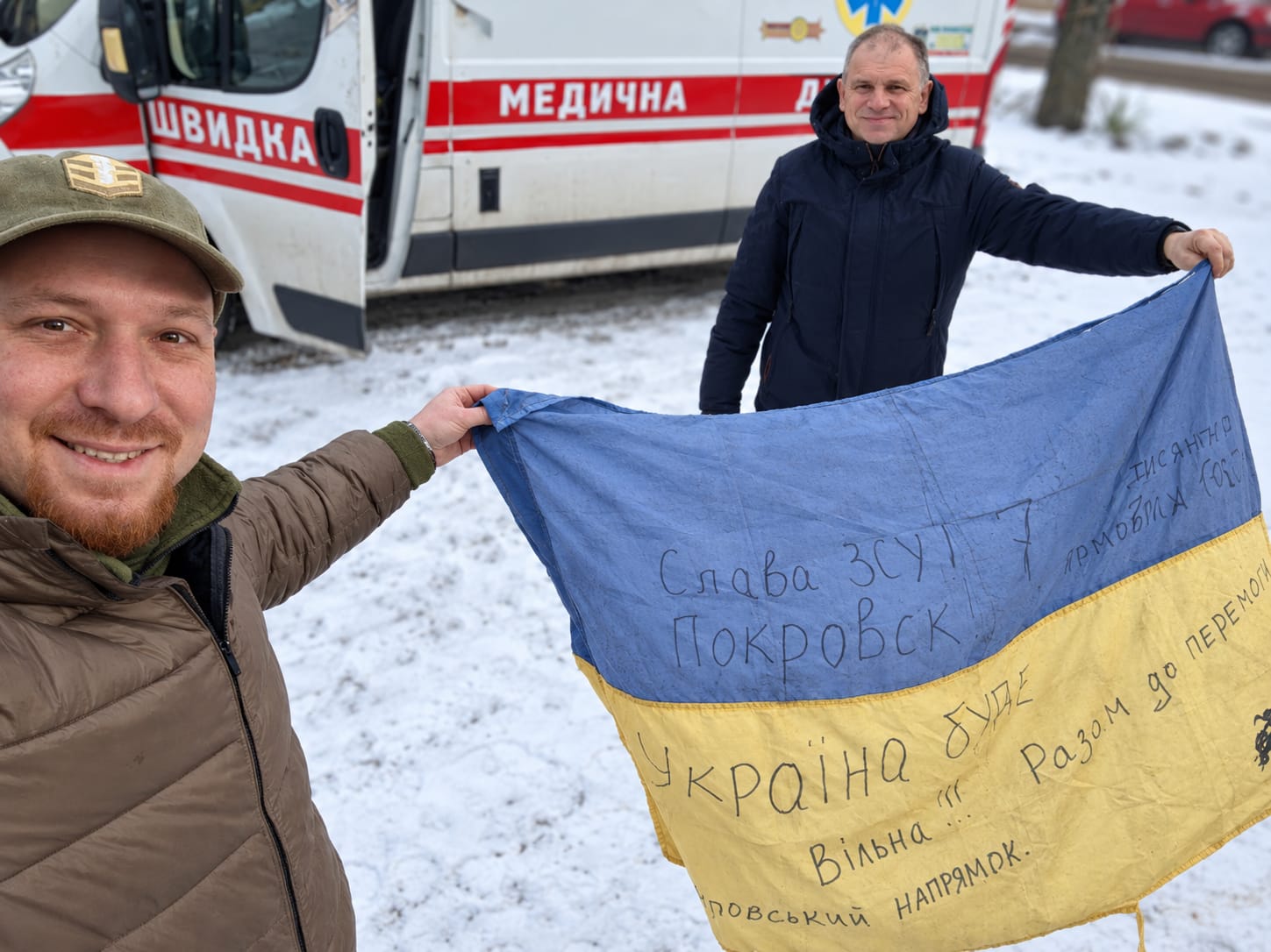 Команда фонду біля медичного евакуаційного автомобіля