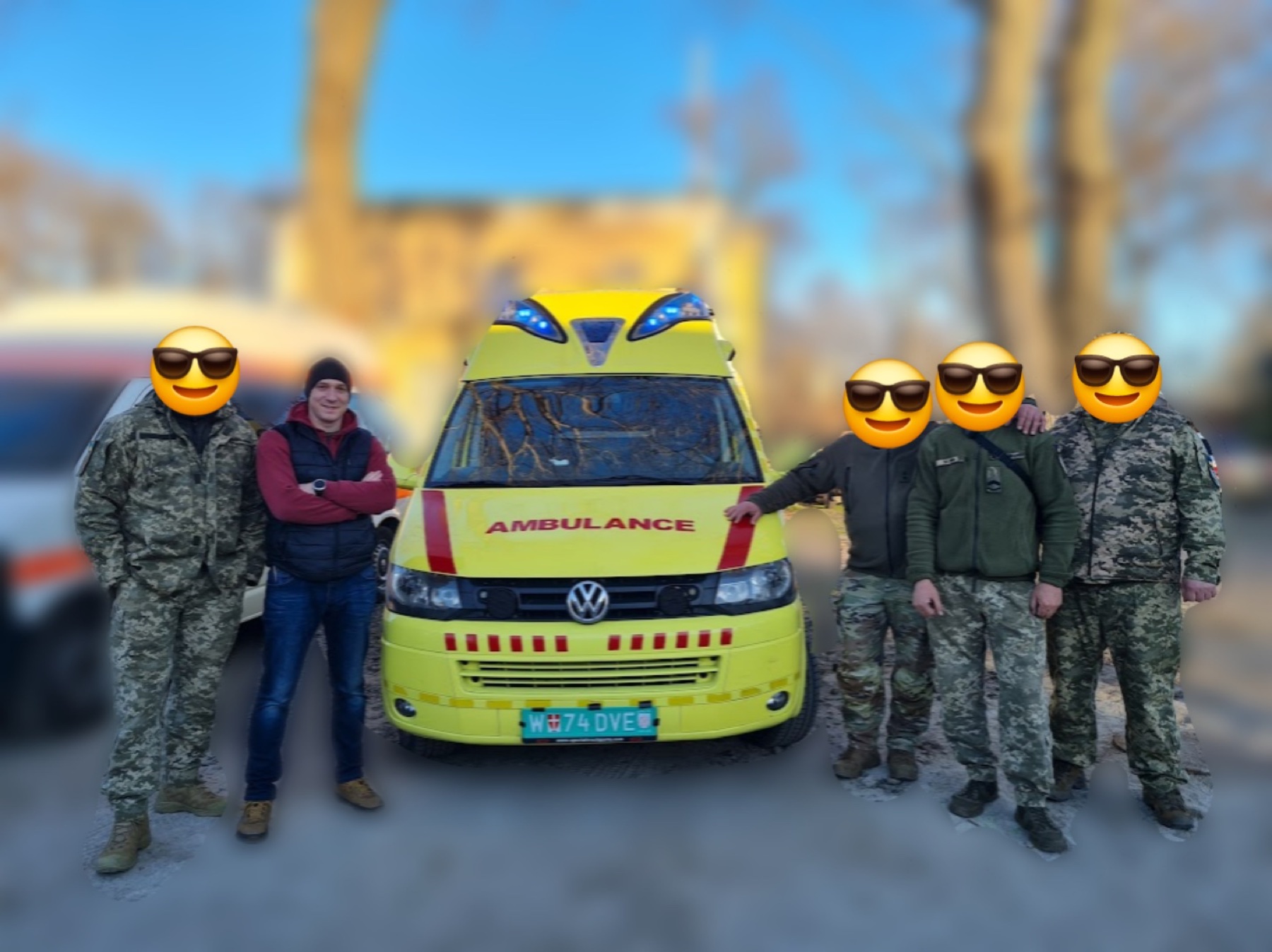 Передача медичного евакуаційного автомобіля військовим медикам